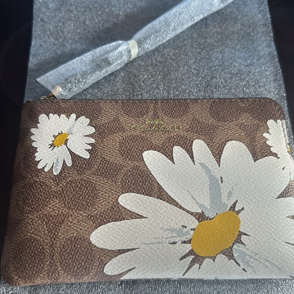 NWT Corner Zip Wristlet In Signature Canvas With Floral Print - Picture 8 of 8